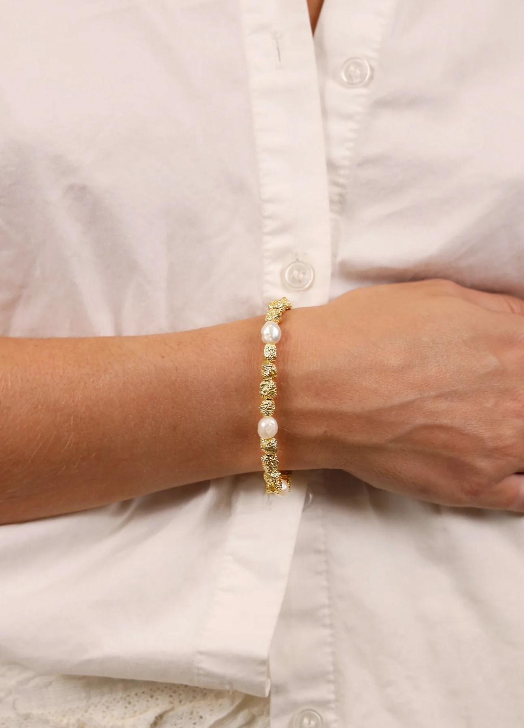 Paradiso Bracelet made of freshwater pearls and crushed gold from Indigo & Wolfe